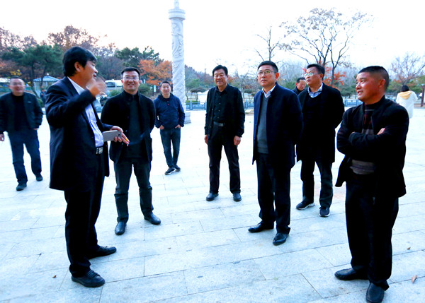 圖為企業家們參觀由農場企業家寧春義先生建設的御園歡樂谷項目